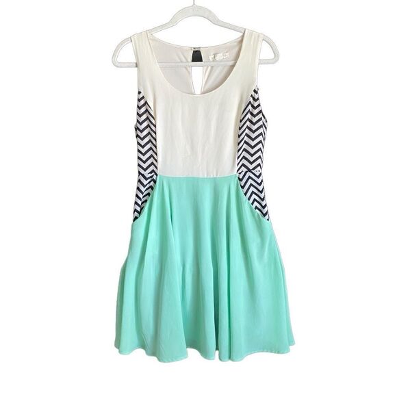 Double Zero Green/Cream Solid with Black Zigzag Print Sleeveless Dress. Size Med - Picture 1 of 8